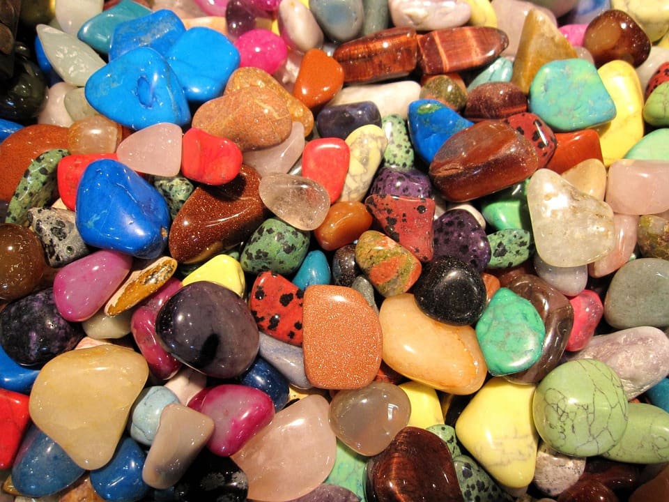 كيفية تمييز الأحجار الكريمة الأصلية من المزيفة