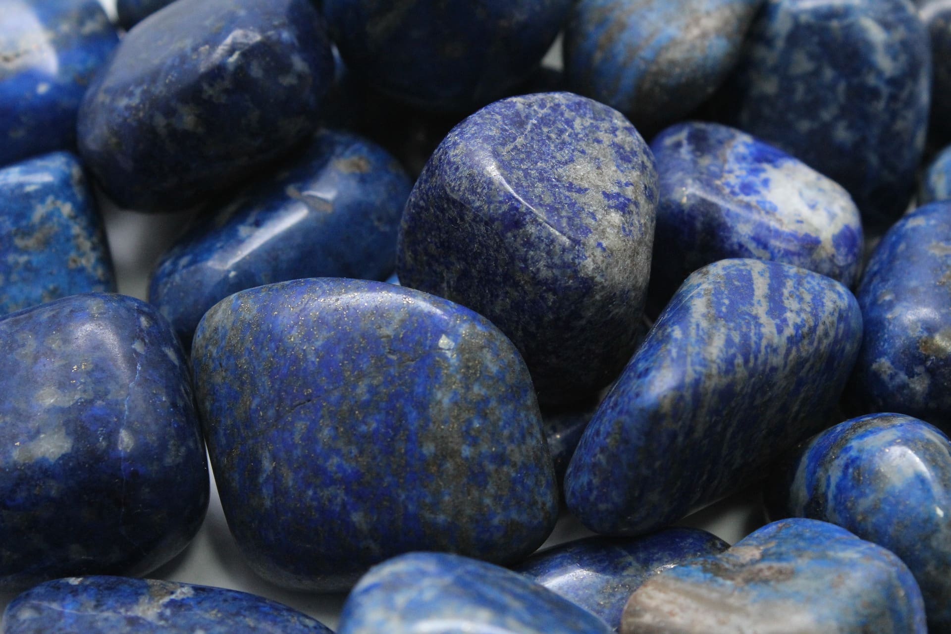 كيفية التعرف على حجر اللازورد الطبيعي من المزيف