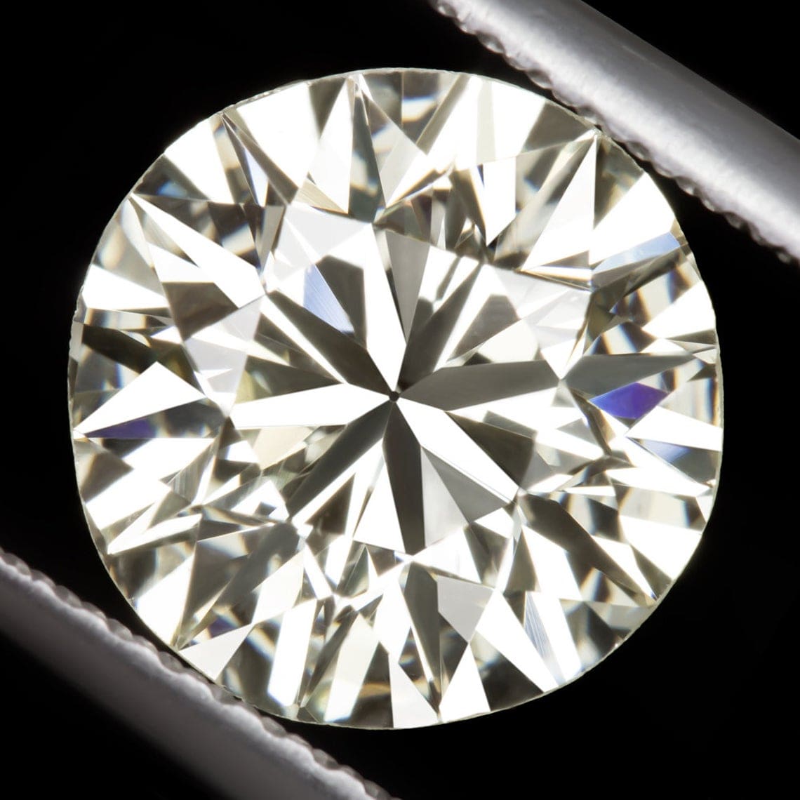 كيفية معرفة الماس الحقيقي من المزيف